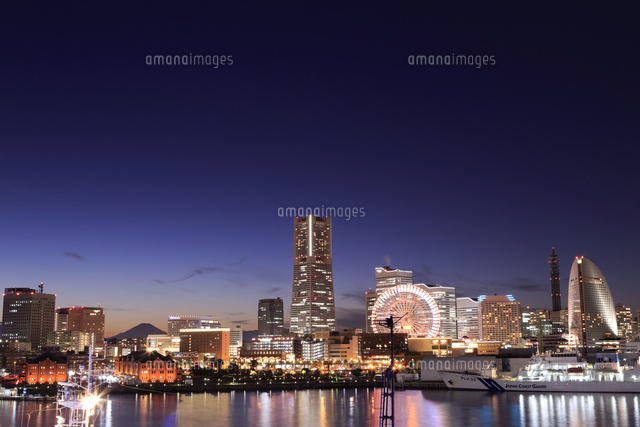 横浜みなとみらい21と富士山の夜景 の写真素材 イラスト素材 アマナイメージズ