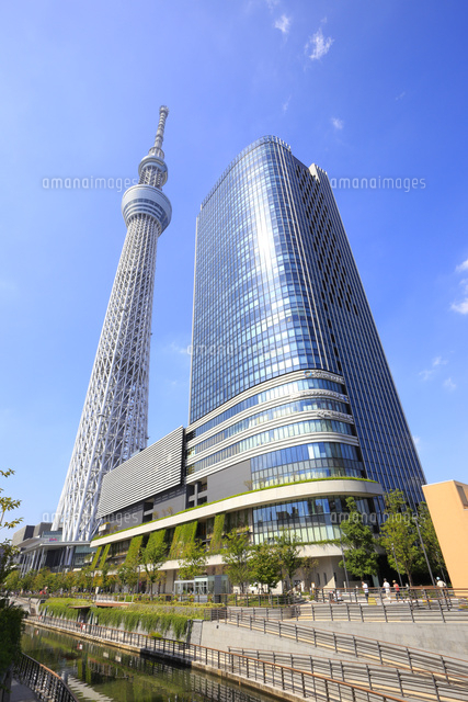 東京スカイツリーとイーストタワー の写真素材 イラスト素材 アマナイメージズ