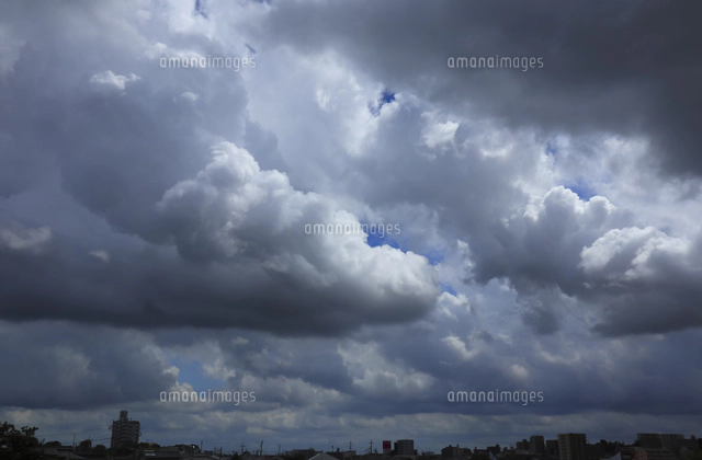 どんよりした夏の雲 の写真素材 イラスト素材 アマナイメージズ
