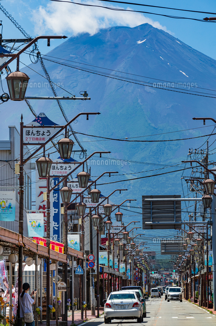 富士吉田本町通り 富士山[10696005619]の写真・イラスト素材｜アマナ