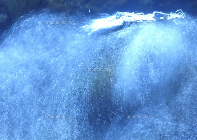 弾け落ちろ渓流の水しぶき の写真素材 イラスト素材 アマナイメージズ