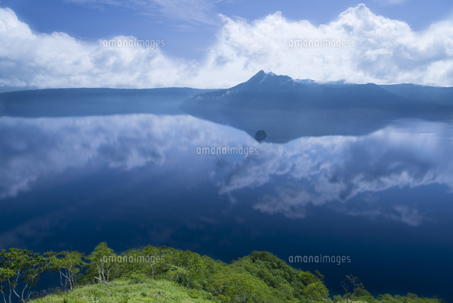 霧が晴れた幻の摩周湖 の写真素材 イラスト素材 アマナイメージズ 霧が晴れた幻の摩周湖 の写真素材 イラスト素材 アマナイメージズ