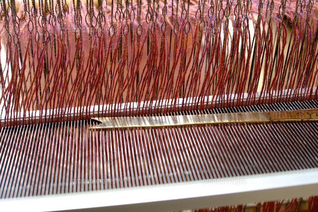 機織作業の筬通し の写真素材 イラスト素材 アマナイメージズ