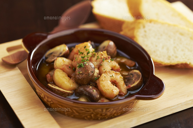 海老のアヒージョ の写真素材 イラスト素材 アマナイメージズ