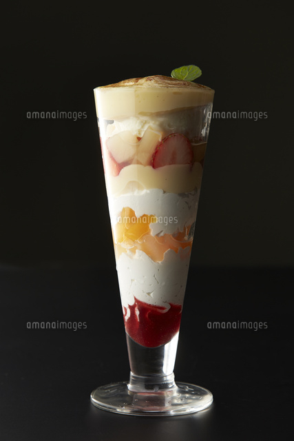 フルーツパフェ の写真素材 イラスト素材 アマナイメージズ