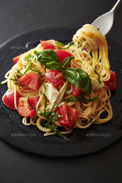 トマトとモッツァレラチーズのパスタ の写真素材 イラスト素材 アマナイメージズ