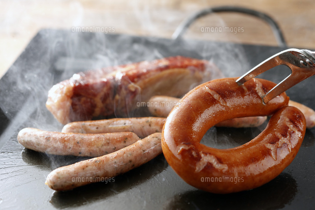 ソーセージとベーコンを焼いている工程 の写真素材 イラスト素材 アマナイメージズ