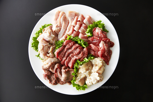 鶏 豚 牛 ホルモンその他焼肉セット の写真素材 イラスト素材 アマナイメージズ