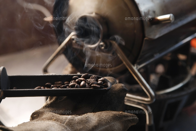 コーヒー豆を焙煎している工程写真 の写真素材 イラスト素材 アマナイメージズ コーヒー豆を焙煎している工程写真 の写真素材 イラスト素材 アマナイメージズ