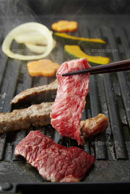 ホットプレートで焼肉 の写真素材 イラスト素材 アマナイメージズ