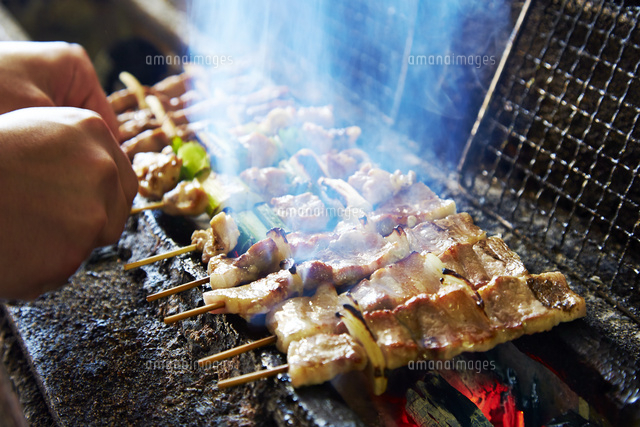 焼き鳥を焼いている工程写真 の写真素材 イラスト素材 アマナイメージズ