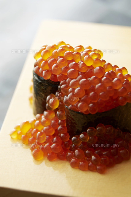 いくらの軍艦巻き[10724007407]の写真・イラスト素材｜アマナイメージズ