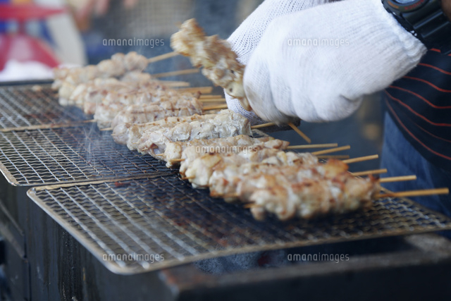 お祭りで焼き鳥を焼いている工程写真 の写真素材 イラスト素材 アマナイメージズ