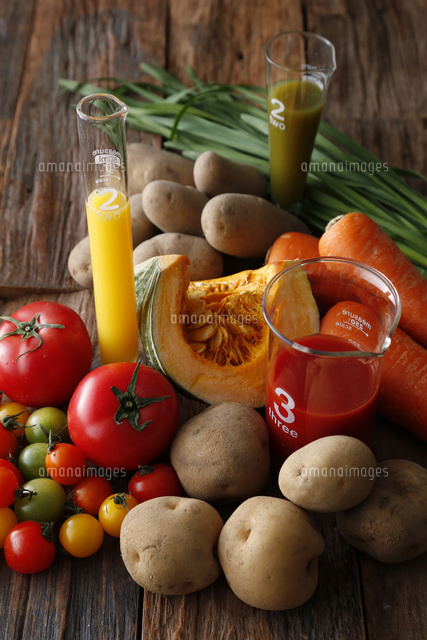 緑黄色野菜とジャガイモジュース の写真素材 イラスト素材 アマナイメージズ