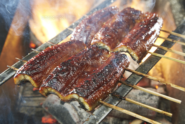 うなぎを焼いている工程写真 の写真素材 イラスト素材 アマナイメージズ