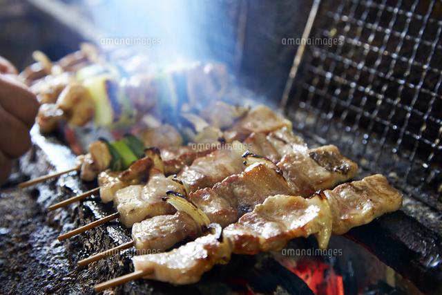 焼き鳥を焼いている工程写真 の写真素材 イラスト素材 アマナイメージズ
