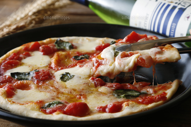 ピッツァ マルゲリータ の写真素材 イラスト素材 アマナイメージズ