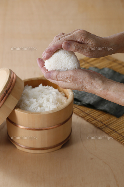 おにぎりを握っている工程写真 の写真素材 イラスト素材 アマナイメージズ