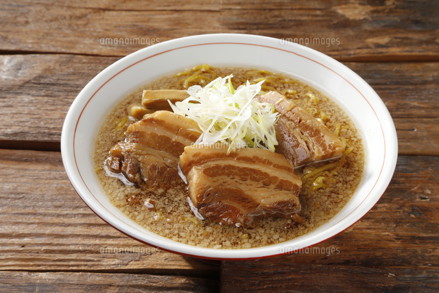 豚角煮ラーメン の写真素材 イラスト素材 アマナイメージズ