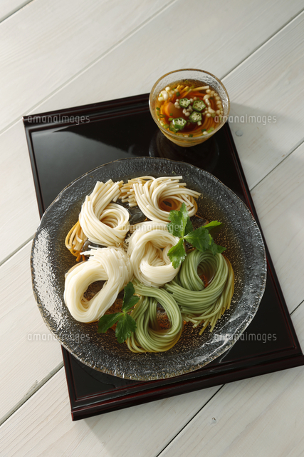 上から見たソーメン 冷麦 うどん３種盛り合わせ の写真素材 イラスト素材 アマナイメージズ