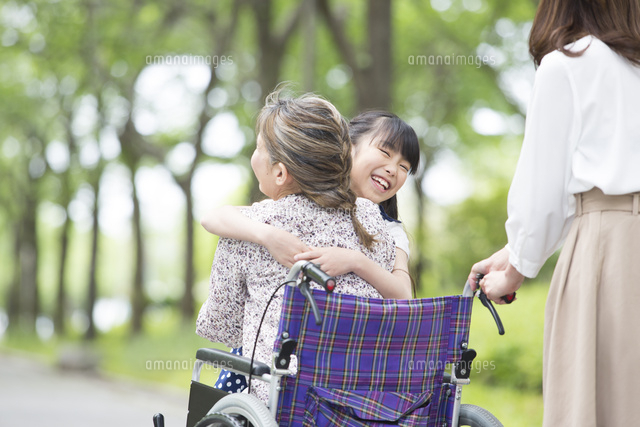 再会を喜ぶ祖母と孫 の写真素材 イラスト素材 アマナイメージズ