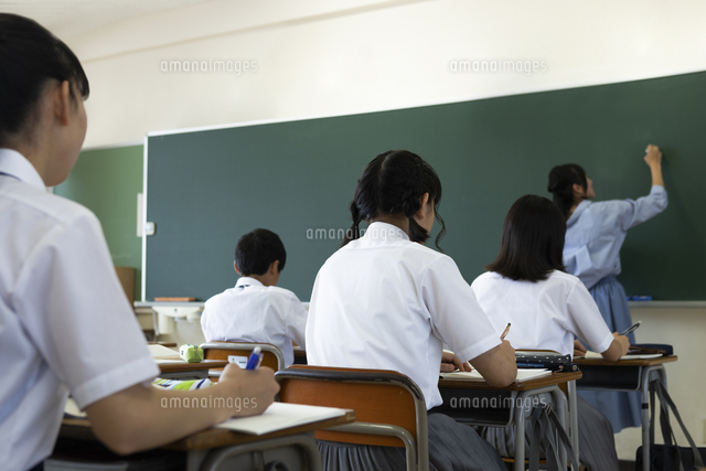 中学生の授業風景 の写真素材 イラスト素材 アマナイメージズ