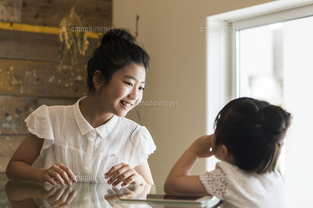 ごっこ遊びをする姉妹 の写真素材 イラスト素材 アマナイメージズ