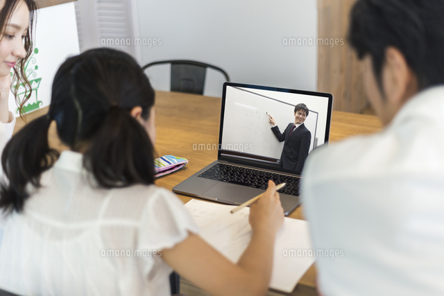 オンライン授業を受ける女の子 の写真素材 イラスト素材 アマナイメージズ