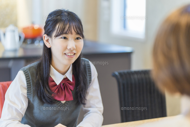 母と会話をする女子高生 の写真素材 イラスト素材 アマナイメージズ