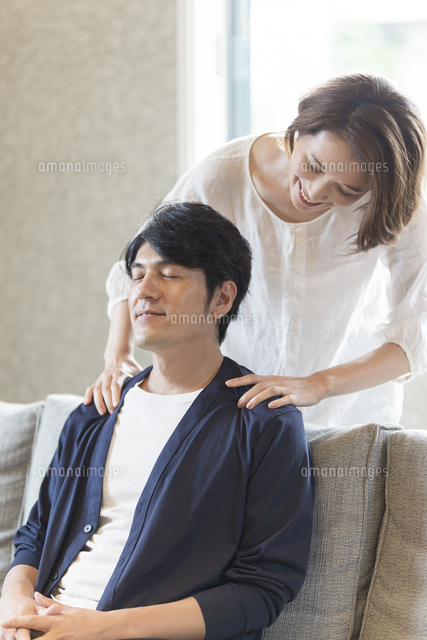 肩をもむ