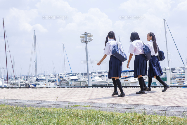 並んで歩く中学生 の写真素材 イラスト素材 アマナイメージズ