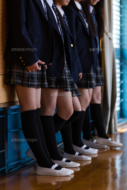体育館で並んで立つ女子中学生 の写真素材 イラスト素材 アマナイメージズ