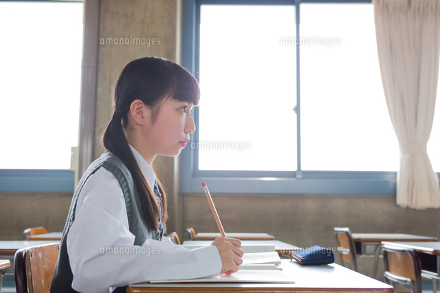 教室で勉強する女子中学生 の写真素材 イラスト素材 アマナイメージズ