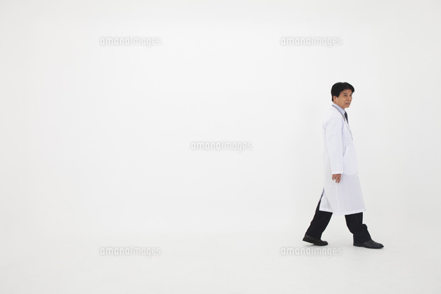 白衣の男性 の写真素材 イラスト素材 アマナイメージズ