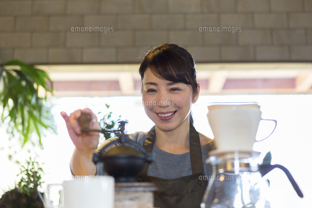 コーヒー豆を挽く女性[10726003813]の写真・イラスト素材｜アマナ 