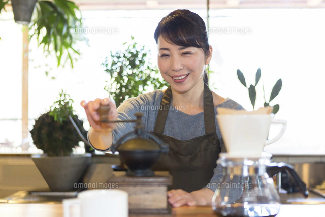 コーヒー豆を挽く女性[10726003816]の写真・イラスト素材｜アマナ 