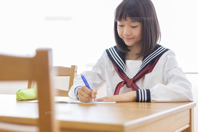 自宅で勉強する中学生 の写真素材 イラスト素材 アマナイメージズ