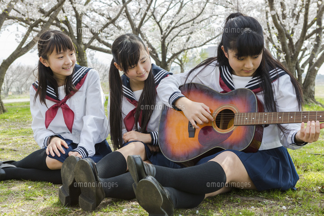 ギターを弾く女子校生 の写真素材 イラスト素材 アマナイメージズ ギターを弾く女子校生 の写真素材 イラスト素材 アマナイメージズ