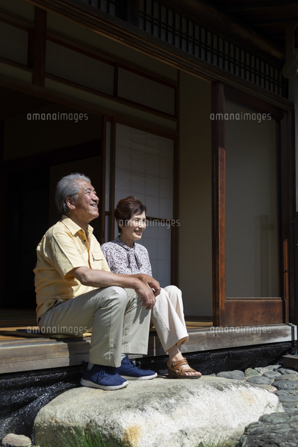 縁側に座る老夫婦 の写真素材 イラスト素材 アマナイメージズ