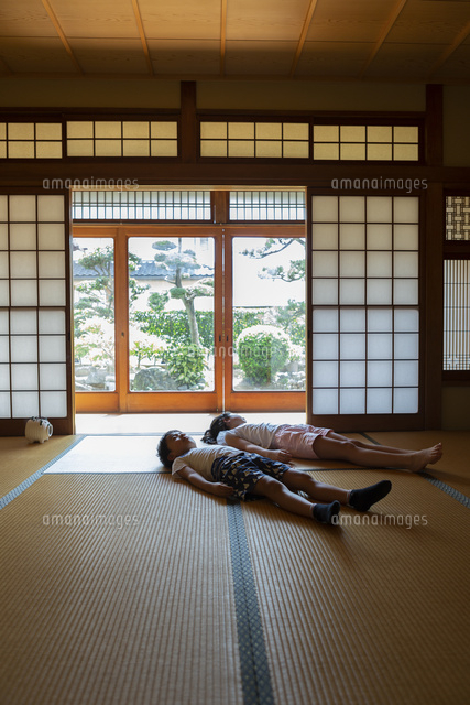 和室で昼寝する姉弟 の写真素材 イラスト素材 アマナイメージズ 和室で昼寝する姉弟 の写真素材 イラスト素材 アマナイメージズ