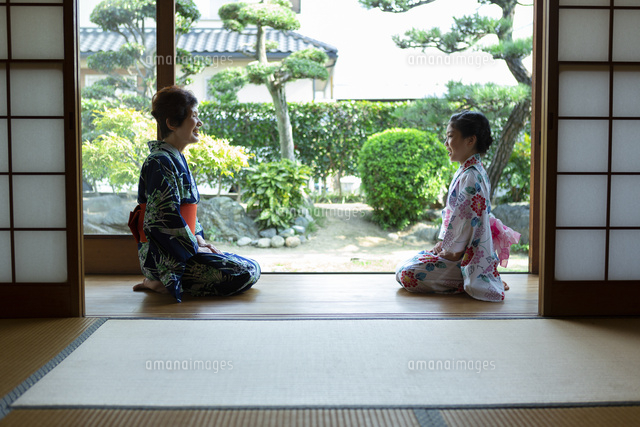 縁側で正座する祖母と孫 の写真素材 イラスト素材 アマナイメージズ