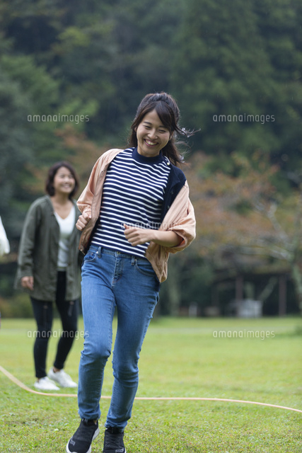 大縄跳びをする女性 の写真素材 イラスト素材 アマナイメージズ