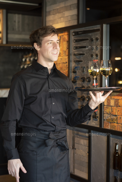 アメリカ人バーテンダー の写真素材 イラスト素材 アマナイメージズ