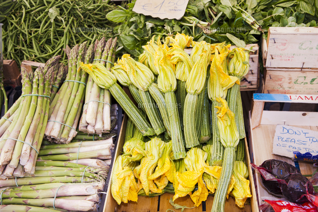 アスパラガスと花付ズッキー二 の写真素材 イラスト素材 アマナイメージズ