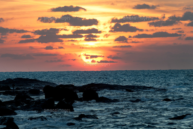 庄内浜に沈む夕日[10729003383]の写真・イラスト素材｜アマナイメージズ