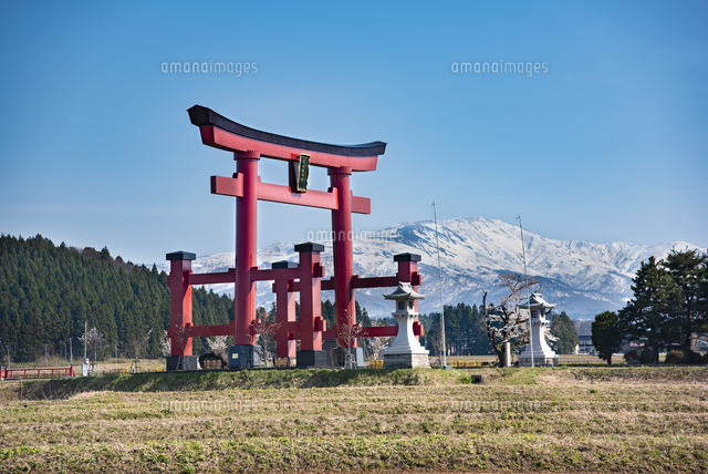 羽黒山大鳥居と月山[10729006921]の写真・イラスト素材｜アマナイメージズ