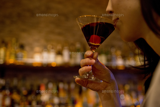 バーでお酒を飲む女性 の写真素材 イラスト素材 アマナイメージズ