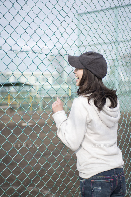休日に子供の野球を応援する女性 の写真素材 イラスト素材 アマナイメージズ