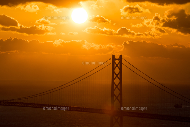 明石海峡大橋に沈む夕日（六甲・旗振山より）[10731001097]の写真