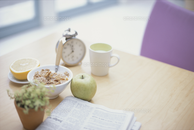 テーブルの上のシリアルや青リンゴの朝食 の写真素材 イラスト素材 アマナイメージズ